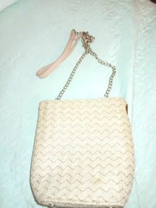 Bolso de mano beige y plateado