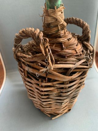 Damajuana forrada de mimbre