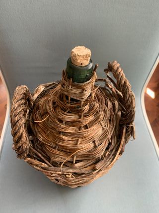 Damajuana forrada de mimbre