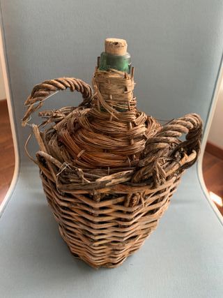 Damajuana forrada de mimbre