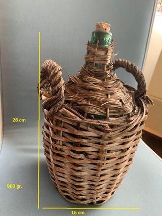 Damajuana forrada de mimbre