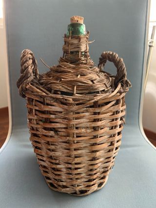 Damajuana forrada de mimbre