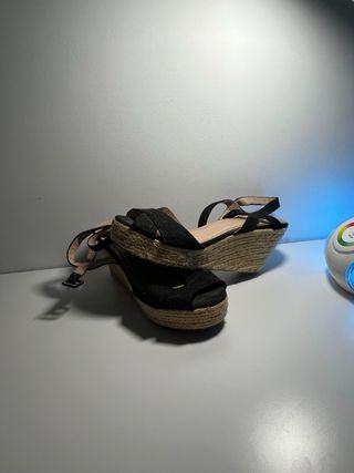 Tacones negros de cuña