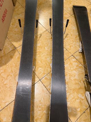 Esquís Wedze Boost 500 con fijaciones