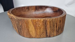 Cuenco de madera de teca rústico