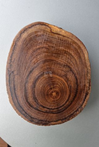 Cuenco de madera de teca rústico