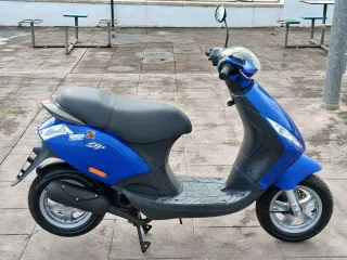 Piaggio Zip 50 2T Scooter Azul NUEVA SIN USAR.