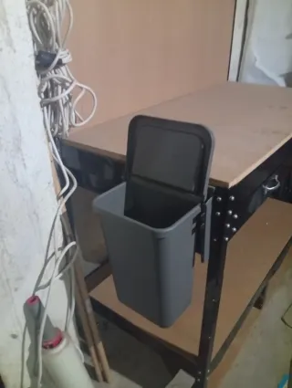 Mesa de trabajo con estantes