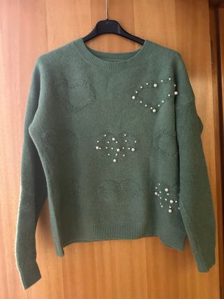 Camisola verde com corações e pérolas