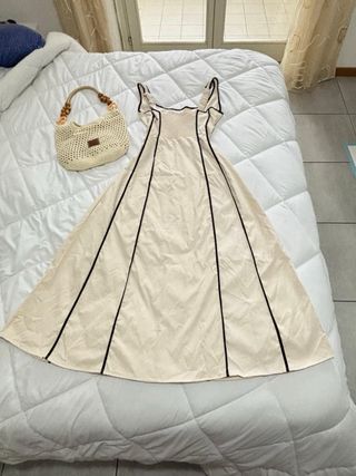 Abito midi beige con profili neri