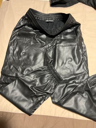 Pantalón polipiel Zara negro con goma
