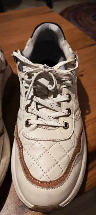 Zapatillas Pikolinos Blancas y Marrones