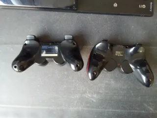 Lee⤵️consola ps3 fat retrocompatible + 2 mandos.