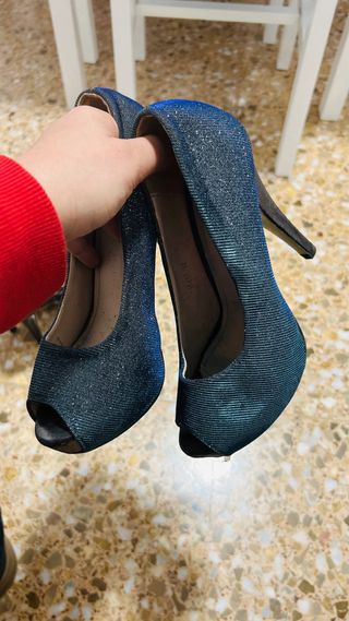 Zapatos de tacón azul y plateado