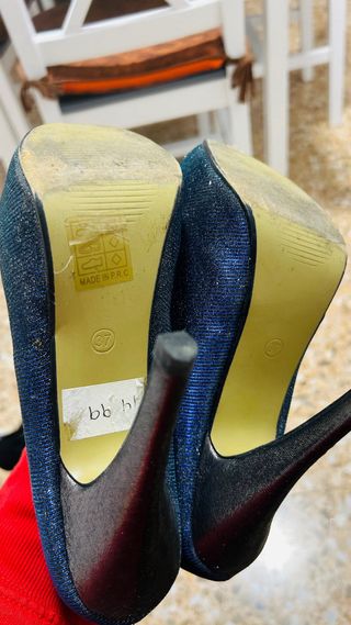 Zapatos de tacón azul y plateado