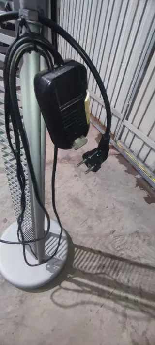 Lámpara de pie porta CDs