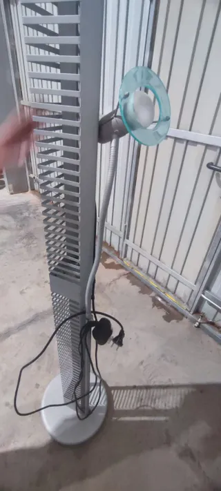 Lámpara de pie porta CDs