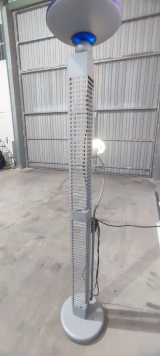 Lámpara de pie porta CDs
