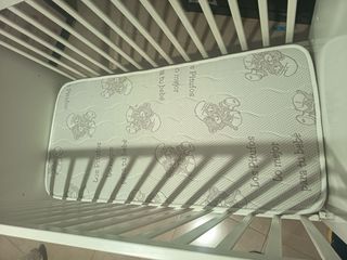 Cuna blanca con osito y estrellas