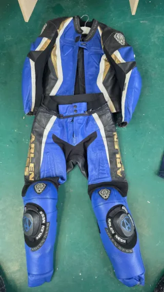 Mono de cuero XS chica