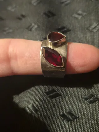 Anillo Antiguo con Piedras Rojas