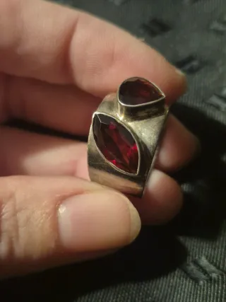 Anillo Antiguo con Piedras Rojas