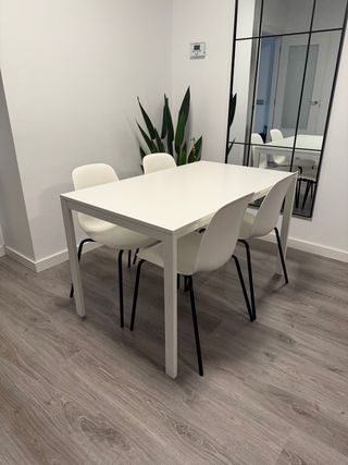 Mesa y 4 sillas color blanco de IKEA