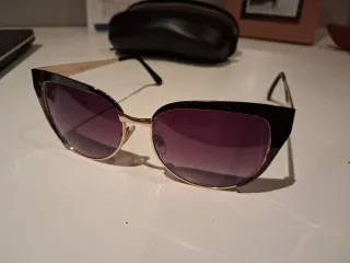 Gafas de sol doradas y marrones