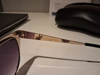 Gafas de sol doradas y marrones