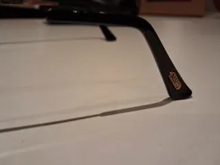 Gafas de sol doradas y marrones