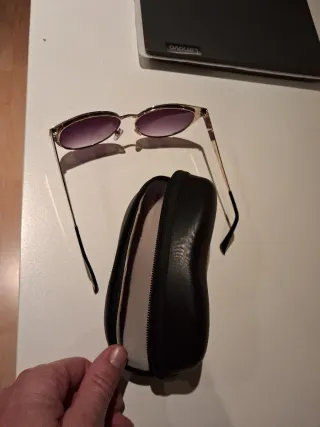 Gafas de sol doradas y marrones