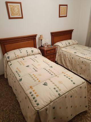 2 camas individuales madera + mesita