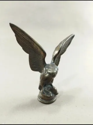 Águila de bronce antigua
