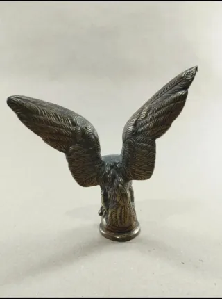 Águila de bronce antigua