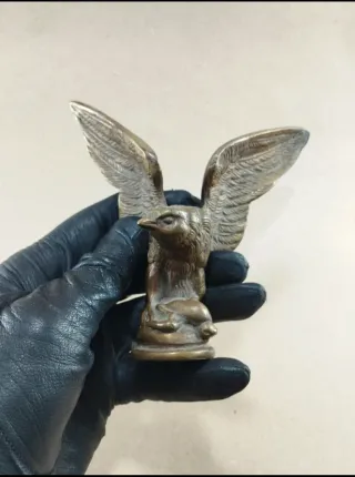 Águila de bronce antigua