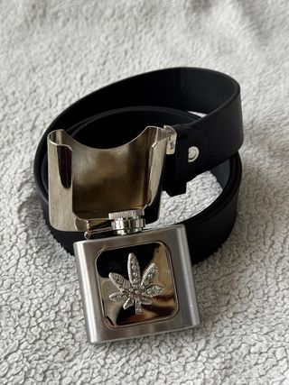 Cinturón con hebilla de petaca