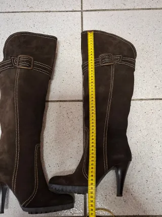 Stivali al ginocchio marroni scamosciati