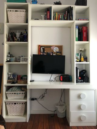 Scrivania con mensole e cassetti