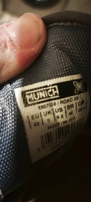 Zapatillas Munich grises y blancas