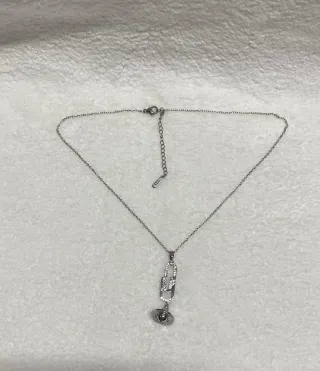 Collar plateado con colgante de clip