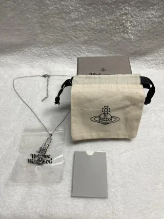 Collar plateado con colgante de clip