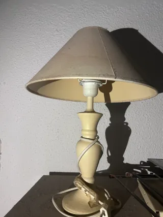 Lámpara de mesa antigua beige