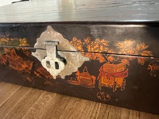 Baúl Chino Lacado con Peana