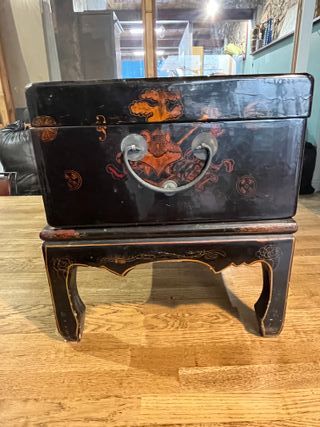 Baúl Chino Lacado con Peana