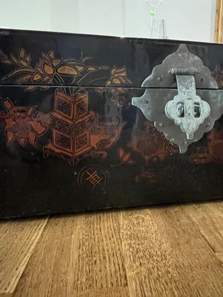 Baúl Chino Lacado con Peana