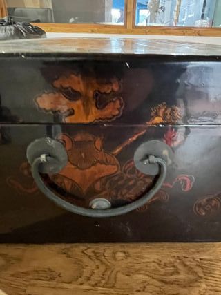 Baúl Chino Lacado con Peana