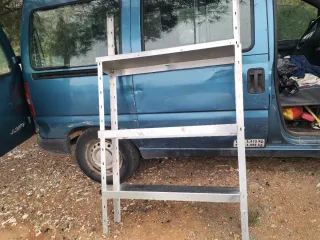 Estantería metálica plateada