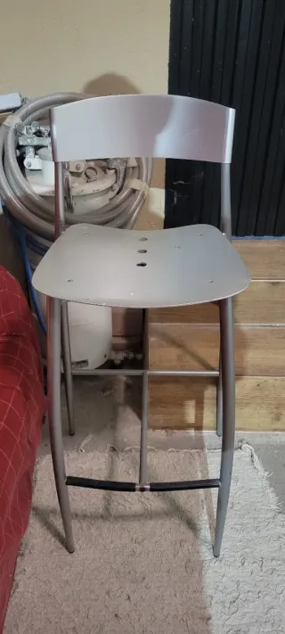 Taburete de aluminio plateado