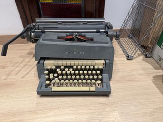 Máquina de escribir Olivetti Línea 98