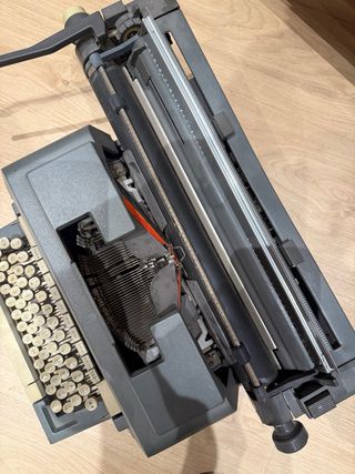 Máquina de escribir Olivetti Línea 98